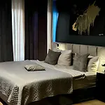 La - Self Check-in Hotel *