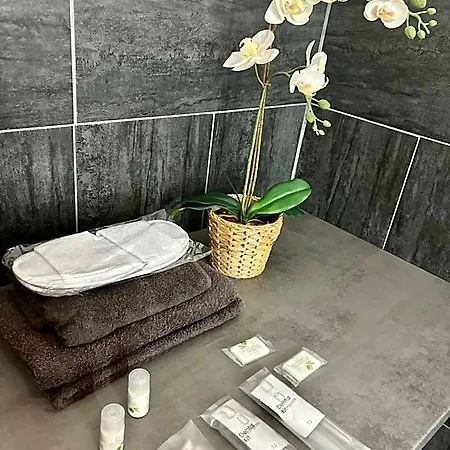 La - Self Check-in Hotel